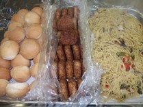 左からトレーに並べられた、ロールパン、焼きおにぎり、塩焼きそばの写真