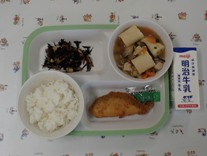 献立例（ごはん、魚の麹焼、具だくさん汁、ひじきの煮物、牛乳）の写真