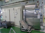 壁際に設置された東真空の機械を前から写した写真