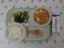 献立例（ごはん、ぎょうざ（2こ）、中華スープ、きゅうりの和え物、牛乳）の写真