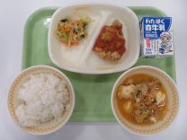 献立例（ご飯、スンドゥブチゲ、ヤンニョムチキン、ナムル、牛乳）の写真