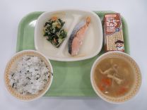 献立例（ワカメごはん、豚汁、さけの塩焼き、小松菜のごま和え、コーヒー牛乳）の写真