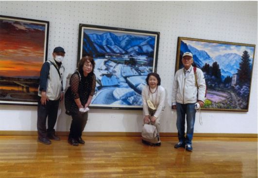 絵画高橋会高橋先生の作品の前にて