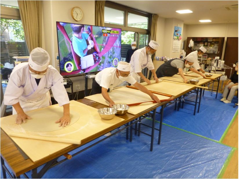 三郷そば打ち同好会そばを平らに伸ばしている様子
