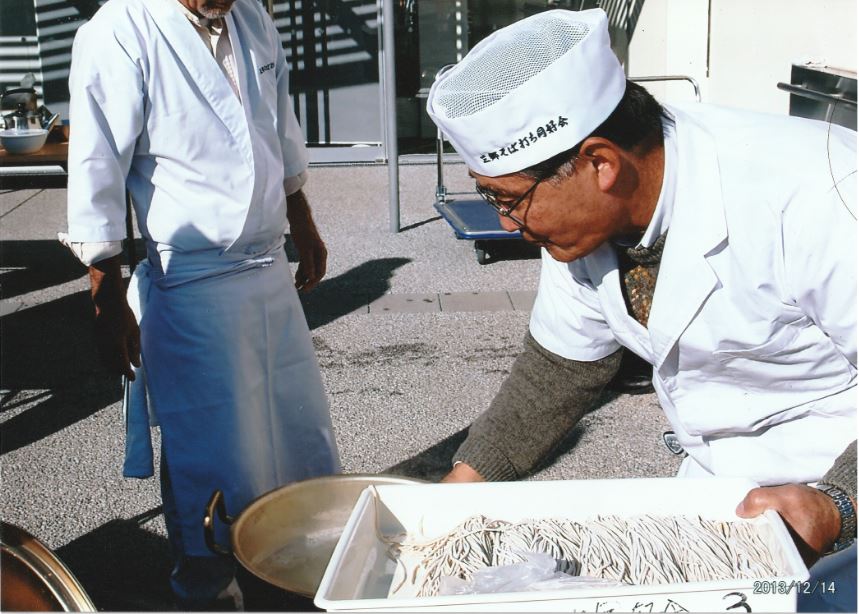 三郷そば打ち同好会そばを茹でる様子