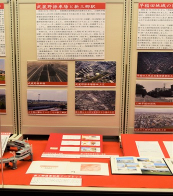 武蔵野操車場と新三郷駅の発展の様子が写真や資料、電車の模型など展示されたスペースの写真