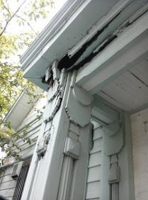 玄関ポーチ柱の上部が痛み木材が剥がれている修繕前の柱をアップで撮影した写真