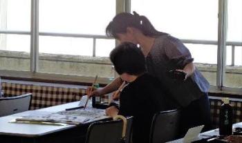 シニア書道の様子2