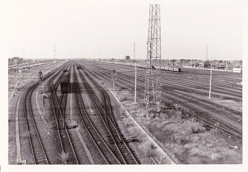 奥に向かって線路が続いている広大な敷地の武蔵野操車場跡地の白黒写真