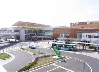 開業時に撮影されたららシティ商業施設と施設前ロータリーの写真