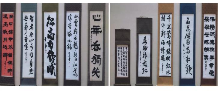 左：同じ大きさの書道作品が5点、それぞれ掛け軸として表装され白い壁に並んで掛けられている写真 右：長さの異なる書道作品が5点、それぞれ掛け軸として表装され白い壁に並んで掛けられている写真、の左右2枚の写真