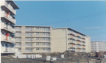 ベージュを基調とした5階建ての団地が5棟並んでいるみさと団地の写真