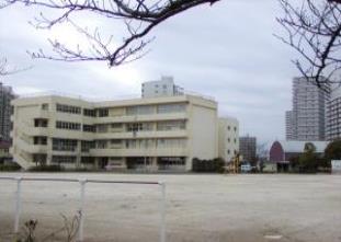白壁で4階建ての瑞沼市民センターと建物前に広々とした敷地がある瑞沼市民センターの外観写真