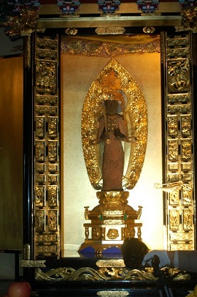 黄金の光背や台座の上に立つ木造の虚空蔵菩薩立像をアップで撮影した写真