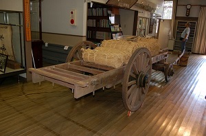 ホールに展示されている米俵を乗せた荷車をアップで撮影した写真