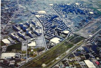 周囲にマンモス団地が点在している中央の取り壊された武蔵野操車場の跡地を上空から撮影した写真