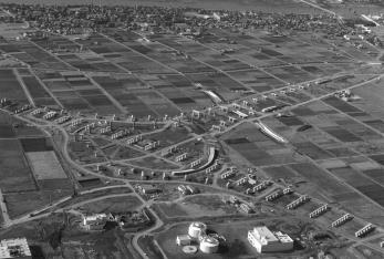 昭和57年（1982年）頃に撮影された、田畑に囲まれている建設中の三郷インターチェンジの写真