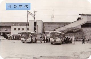 バスが2台並んで停車しその周辺に人が集まっている三郷駅を写した昭和40年代の三郷市の写真