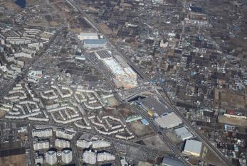 線路沿いに建設された新三郷ららシティを上空から撮影した写真