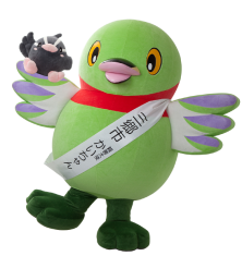 三郷市かいちゃんと書かれているタスキをかけたかいちゃんと、かいちゃんの翼に座るつぶちゃんの写真