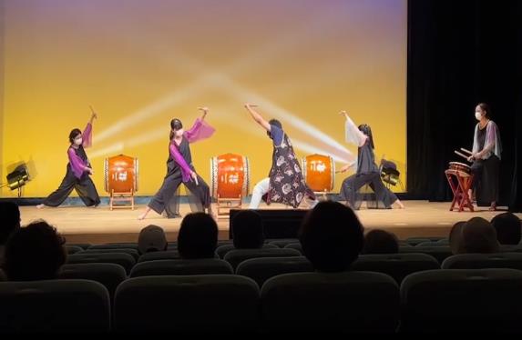 5名のメンバーがステージ上で和太鼓を演奏している定期演奏会の写真