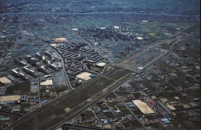 様々な形をした団地群が建ち並んでいる様子を上空から撮った写真