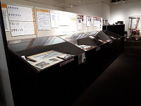 壁には沢山の資料と説明の書かれた文章が掲示され、ガラスケースには色々な種類の資料が並べられている館内の写真