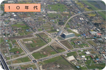 新しくなった三郷中央駅周辺を写した平成10年代の三郷市の航空写真