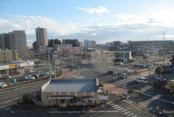マンションや飲食店が建ち並び、道路が綺麗に整備された開発の進んだ中央地区の写真