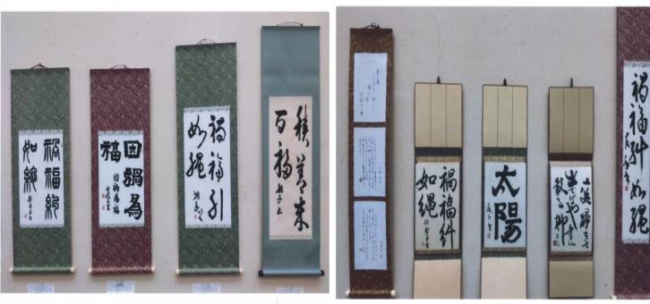 左：長さの異なる書道作品が4点、それぞれ掛け軸として表装され白い壁に並んで掛けられている写真 右：長さの異なる書道作品が5点、それぞれ掛け軸としてて表装され白い壁に並んで掛けられている写真、の左右2枚の写真