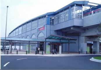 高架橋に建設された三郷中央駅と、バス停で待っている方々の写真