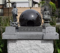 直径50センチメートルの球体を中尊として、右側に虚空蔵菩薩、左脇侍に慈母観音菩薩が鎮座している様子の写真