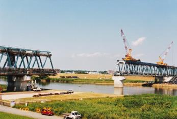 中央部分が繋がっていない、建設中の江戸川橋梁の写真