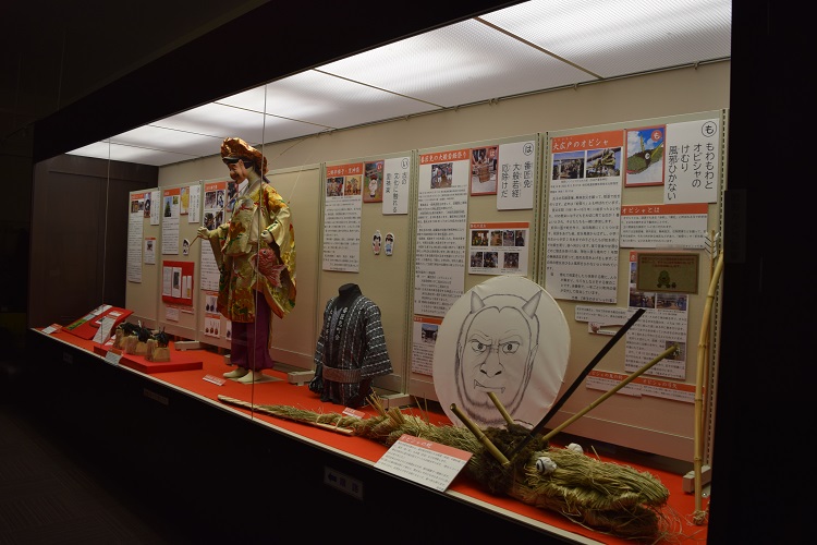里神楽の恵比寿様の衣装やお面、 番匠免の半纏、稲藁でつくられたオビシャなどが展示されている写真