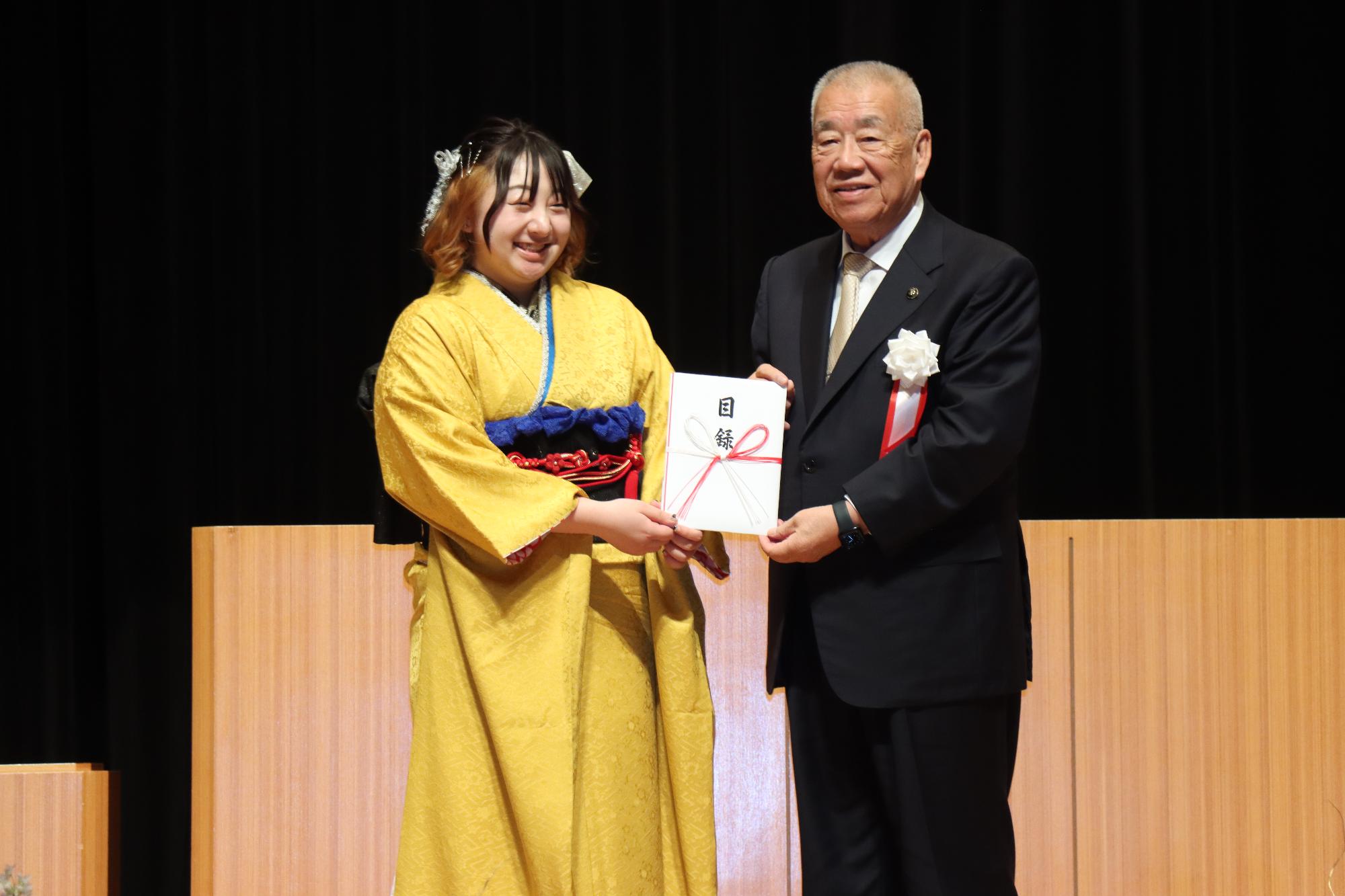 二十歳のつどい2025抽選会記念撮影