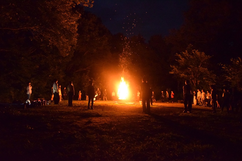 キャンプファイヤーをする様子