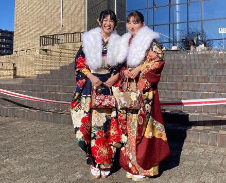 振袖姿の女性2名