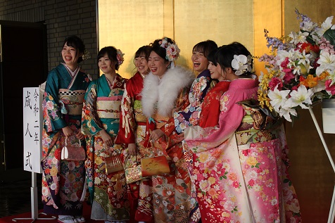 振袖を着た女性7人が並び笑顔で記念撮影をしている写真