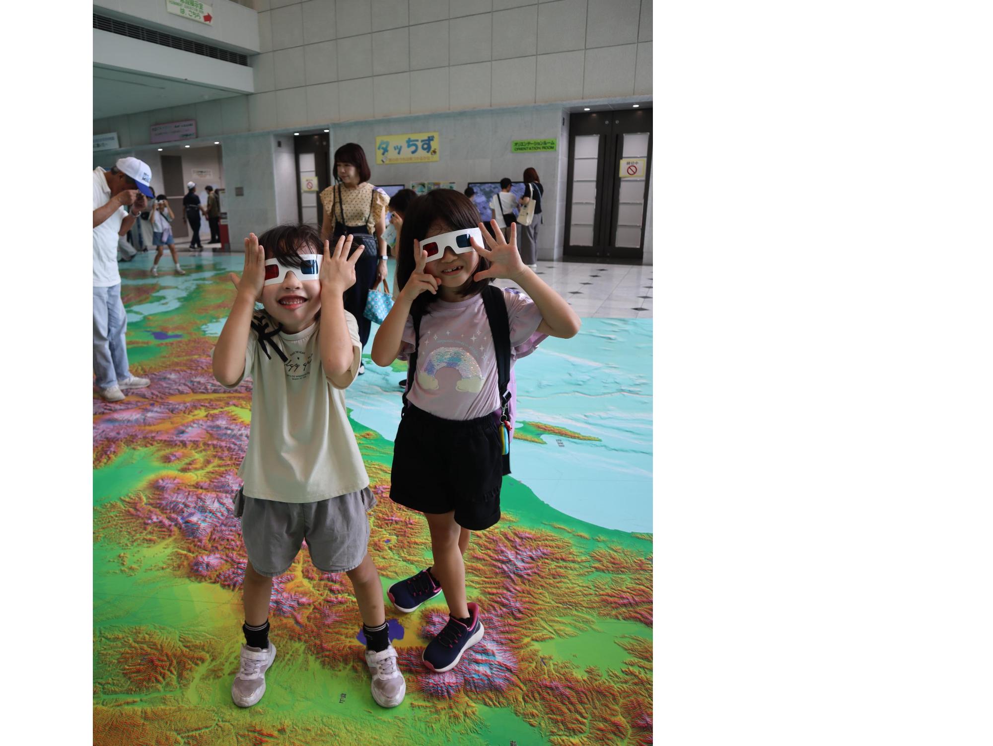 地図と測量の科学館館内見学の様子