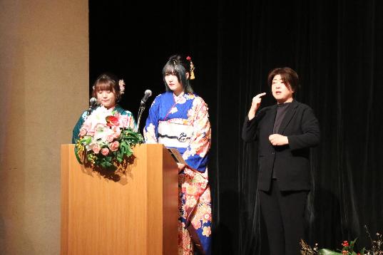 司会進行を行う振袖姿に女性2名の様子