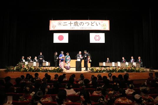 抽選会でくじを引く様子