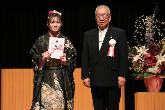 抽選会にて1番目に当選した二十歳の女性と市長の記念写真