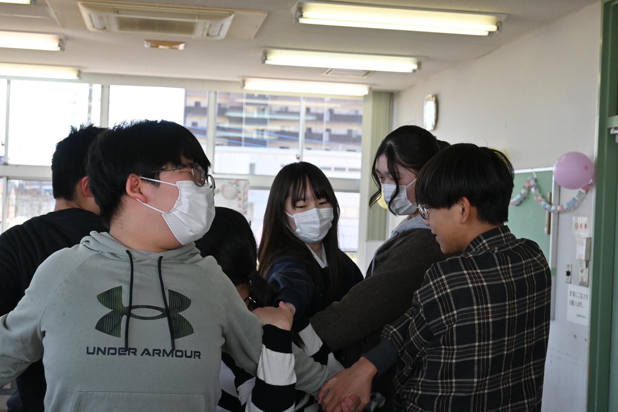 MJLC送別会 人間知恵の輪の様子1