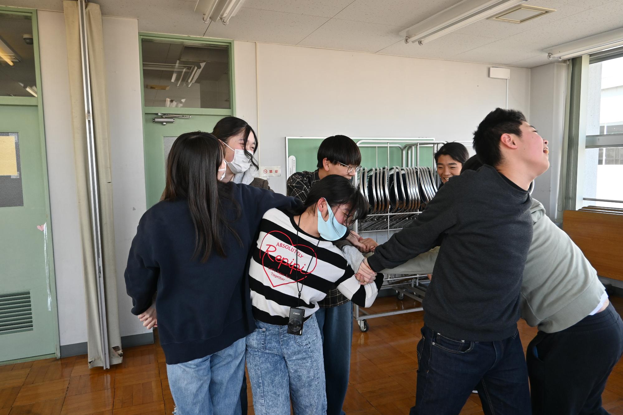 MJLC送別会 人間知恵の輪の様子2