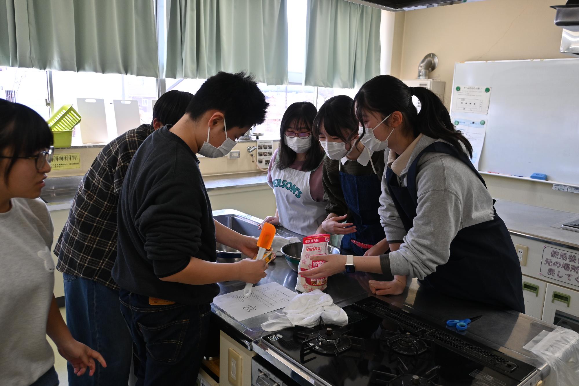 MJLC送別会 クッキー作りの様子2