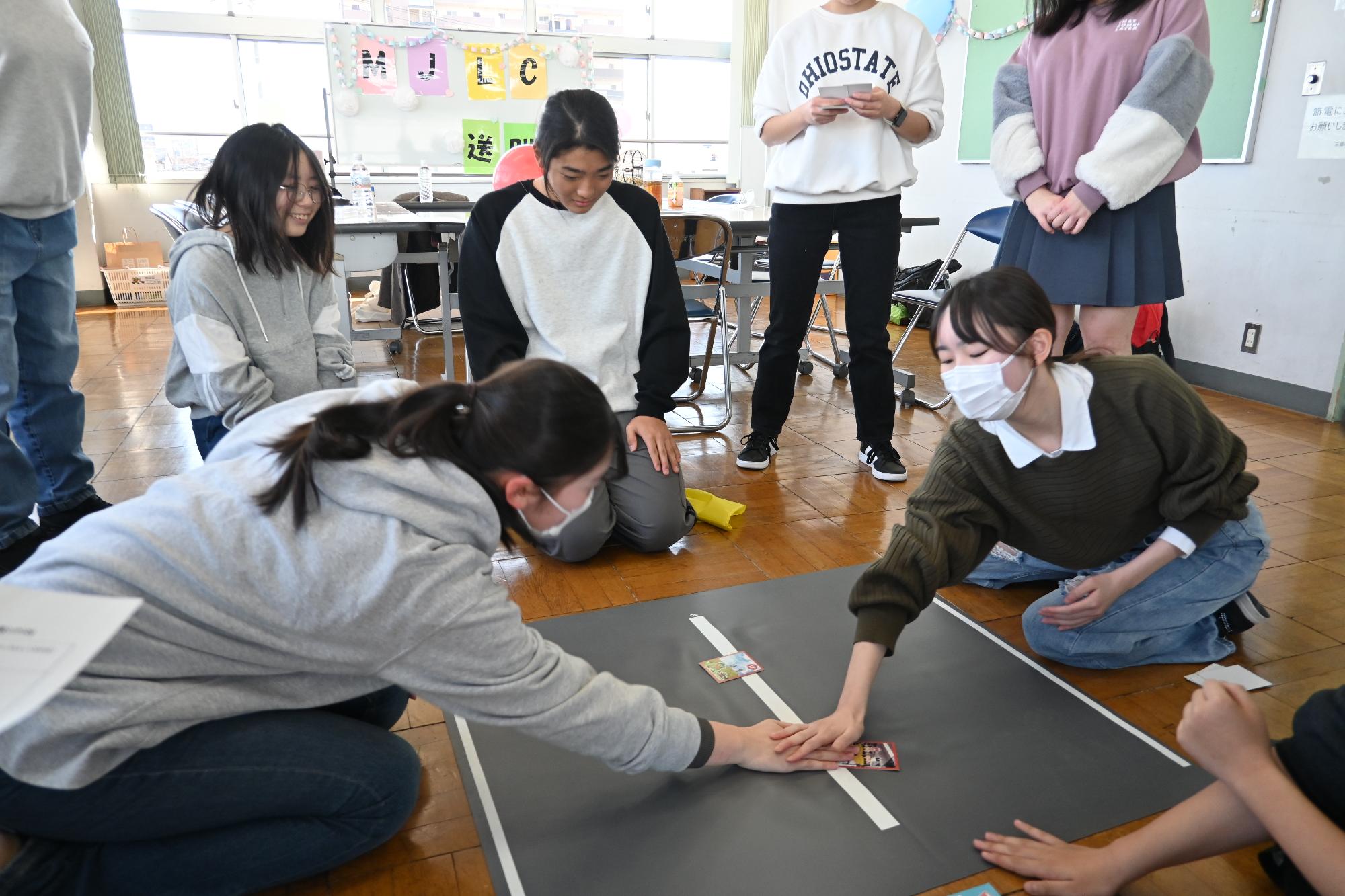 MJLC送別会 カルタ大会の様子1