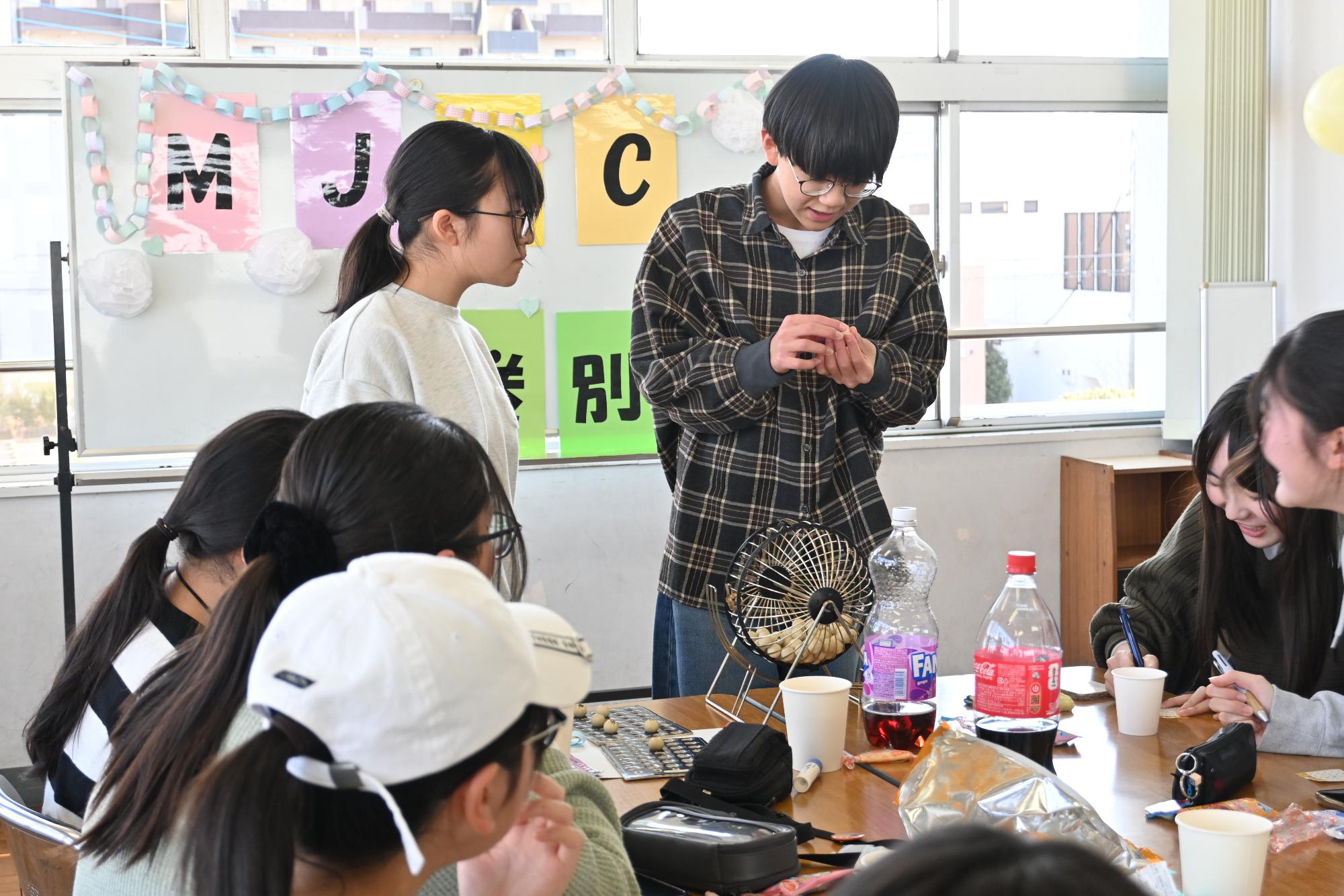 MJLC送別会 ビンゴ大会の様子1