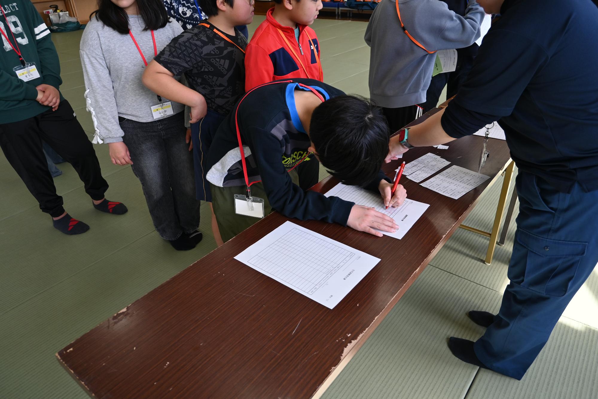 避難所の受付を体験する参加者