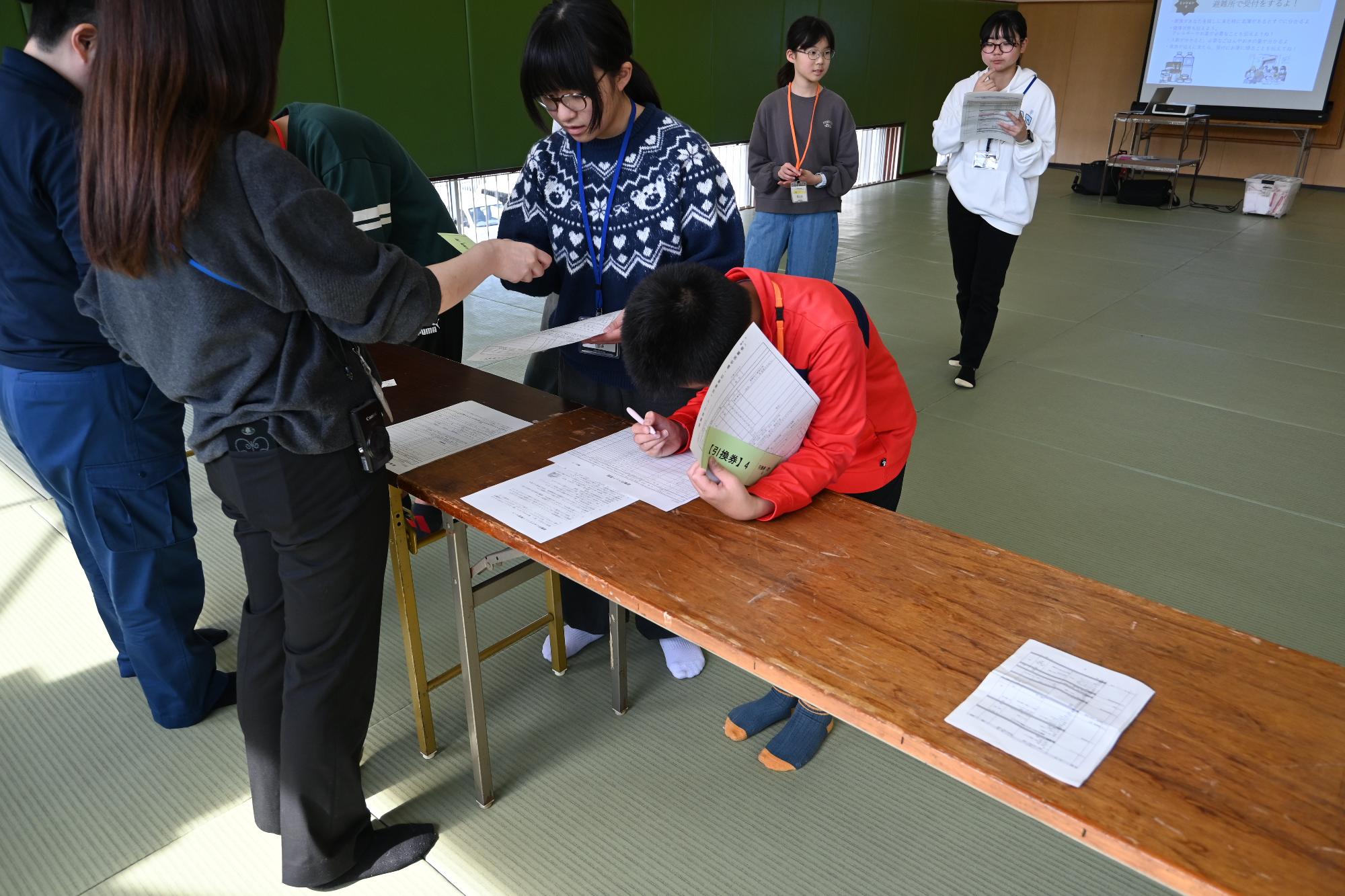 避難所の受付を体験する参加者2