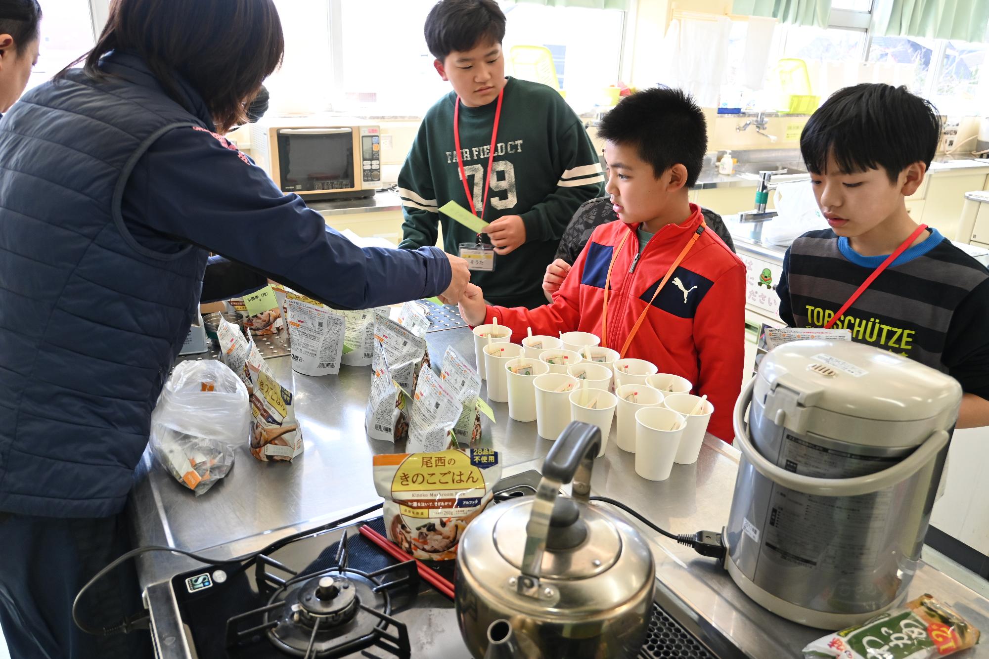 非常食配給の様子